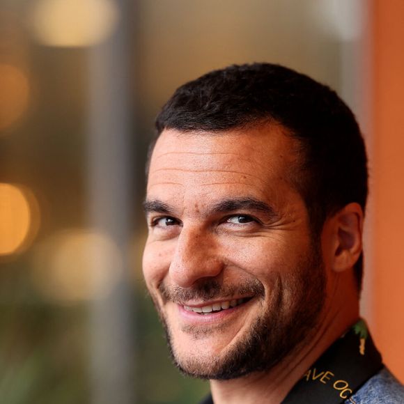 Il reconnaît que ce handicap gêne parfois les autres plus que lui.

Amir Haddad au village lors des Internationaux de France de Tennis de Roland Garros 2025, à Paris, France, le 6 juin 2025. © Jacovides-Moreau/Bestimage