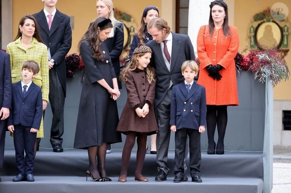 Charlotte Casiraghi, son fils  Balthazar Rassam, Andrea casiraghi, Tatiana Santo Domingo, leurs enfants India , Maximilian, Mélanie-Antoinette de Massy - La famille princière monégasque dans la cour d'honneur du palais lors de la la fête nationale à Monaco le 19 novembre 2025. © Dominique Jacovides - Bruno Bebert / Bestimage