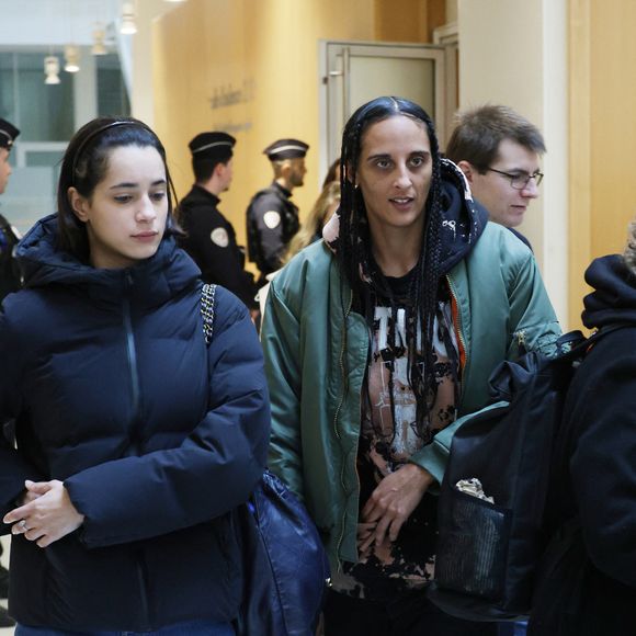 Iman Perez et Roxane Depardieu au procès de son père, G.Depardieu, au tribunal corectionnel de Paris, le 26 mars 2025. L'acteur est accusé d'avoir agressé sexuellement deux femmes en 2021 lors du tournage du film "Les volets verts" de J.Becker. © Denis Guignebourg / Bestimage