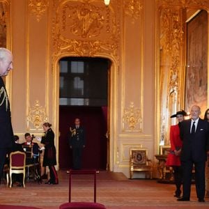 Sir David Beckham est fait Chevalier Bachelor par le roi Charles III lors d'une cérémonie d'investiture au château de Windsor, dans le Berkshire. Cette distinction récompense les services rendus au sport et à la charité. Date de la photo : mardi 4 novembre 2025. Photo par Jonathan Brady/PA Wire/ABACAPRESS.COM