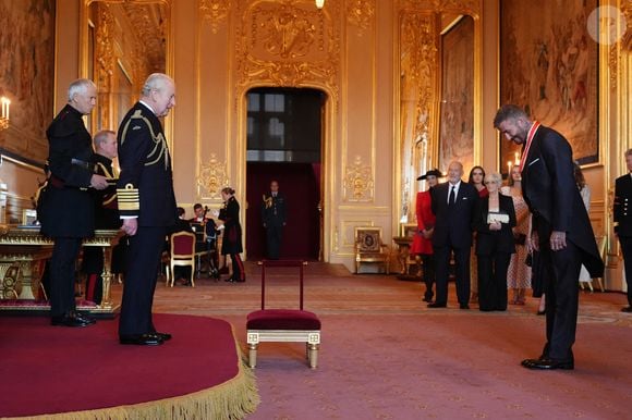 Sir David Beckham est fait Chevalier Bachelor par le roi Charles III lors d'une cérémonie d'investiture au château de Windsor, dans le Berkshire. Cette distinction récompense les services rendus au sport et à la charité. Date de la photo : mardi 4 novembre 2025. Photo par Jonathan Brady/PA Wire/ABACAPRESS.COM