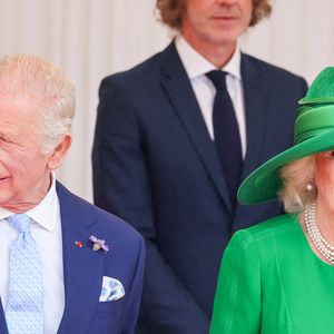 Le roi Charles III d'Angleterre et Camilla Parker Bowles, reine consort d'Angleterre, accueillent le couple présidentiel français le président Emmanuel Macron et sa femme la Première Dame Brigitte Macron sur Datchet road à Windsor, Royaume Uni, le 8 juillet 2025. À l'invitation de Leurs Majestés le roi et la reined'Angleterre, le président français et sa femme effectueront une visite d'État au Royaume-Uni du 8 au 10 juillet 2025. Le président et la Première Dame se rendent au Royaume-Uni pour la première fois en visite d'État française depuis 17 ans. Ils séjourneront au château de Windsor, accueillis par le roi et la reine d'Angleterre, et un banquet y sera organisé en leur honneur. Les Macron visiteront l'Imperial College, et le président s'adressera au Parlement pendant son séjour. © Dominique Jacovides/Bestimage