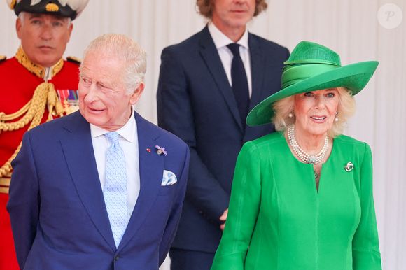 Le roi Charles III d'Angleterre et Camilla Parker Bowles, reine consort d'Angleterre, accueillent le couple présidentiel français le président Emmanuel Macron et sa femme la Première Dame Brigitte Macron sur Datchet road à Windsor, Royaume Uni, le 8 juillet 2025. À l'invitation de Leurs Majestés le roi et la reined'Angleterre, le président français et sa femme effectueront une visite d'État au Royaume-Uni du 8 au 10 juillet 2025. Le président et la Première Dame se rendent au Royaume-Uni pour la première fois en visite d'État française depuis 17 ans. Ils séjourneront au château de Windsor, accueillis par le roi et la reine d'Angleterre, et un banquet y sera organisé en leur honneur. Les Macron visiteront l'Imperial College, et le président s'adressera au Parlement pendant son séjour. © Dominique Jacovides/Bestimage