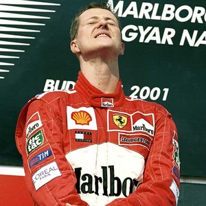 Michael Schumacher est momentanément submergé par l'émotion alors qu'il remporte le championnat du monde grâce à sa victoire en Hongrie.  Photo by Steve Mitchell/PA Photos/ABACAPRESS.COM