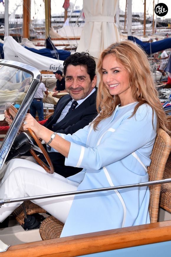 Elle livre ensuite une phrase plus directe sur son ancien compagnon : "C'est l'histoire d'un monsieur qui ne se remet pas d'une rupture."

Adriana Karembeu et son ex-mari André (Aram) Ohanian sont au Yacht Club de Monaco dans le cadre de la 12 ème Monaco Classic Week à Monaco le 10 septembre 2015. JUNIOR / BESTIMAGE