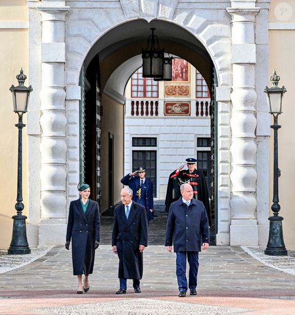 Le prince Albert II de Monaco et la princesse Charlene ont accueilli le président portugais Marcelo Rebelo de Sousa dans le cadre d'une visite d'Etat en Principauté, le 20 novembre 2025. La princesse portait une tenue signée par la styliste néo-zélandaise, Emilia Wickstead. © Bruno Bebert/Bestimage