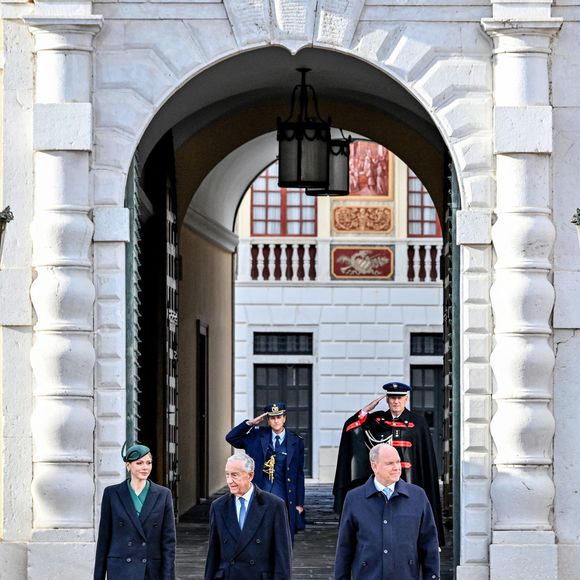 Le prince Albert II de Monaco et la princesse Charlene ont accueilli le président portugais Marcelo Rebelo de Sousa dans le cadre d'une visite d'Etat en Principauté, le 20 novembre 2025. La princesse portait une tenue signée par la styliste néo-zélandaise, Emilia Wickstead. © Bruno Bebert/Bestimage
