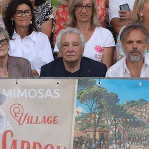 Semi-exclusif - Michel Sardou et sa femme Anne-Marie Périer, Romain Sardou et sa compagne Kym Thiriot enceinte - Michel Sardou rend hommage à son père en famille lors du premier trophée de pétanque "Fernand Sardou" à Bormes-les-Mimosas le 29 mai 2026. Le célèbre chanteur est venu en famille avec sa femme, son fils Romain avec son fils de deux ans et demi et de sa compagne enceinte de son deuxième enfant.
La première édition du Trophée Fernand Sardou est organisée du 29 au 31 mai au coeur du village de Bormes les Mimosas. Une initiative portée par Michel et son fils Romain, pour rendre hommage à leur illustre parent Fernand Sardou au travers d'un tournoi de pétanque.
En lien avec la municipalité et l'Amicale Bouliste Borméenne (ABB), un premier Trophée Fernand Sardou sera organisé avec deux grands temps forts : Le vendredi, dès 18h, un tournoi d'exhibition sera proposé et verra s'affronter 16 triplettes. Puis un concours fédéral à pétanque sera organisé le weekend et ouvert à tous les amateurs. 128 équipes seront réparties sur les sites les plus emblématiques du village, à savoir au boulodrome de la place Saint-François, mais aussi au parc Cigalou, sur le site du château et à l'ancien stade. © Franz Chavaroche/Bestimage
