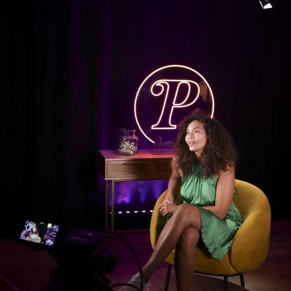 Vaimalama Chaves pose pour notre entretien En Privé avec, dans le cadre de la promotion de son premier livre "O Vai" (éd. First) - dans les locaux de Webedia