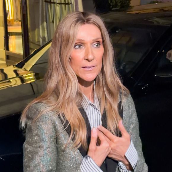 Céline Dion, de retour d'une séance intense de répétitions, prend le temps de saluer ses fans devant l'hôtel Royal Monceau à Paris le 7 septembre 2026 © Lea Vieillot / Bestimage