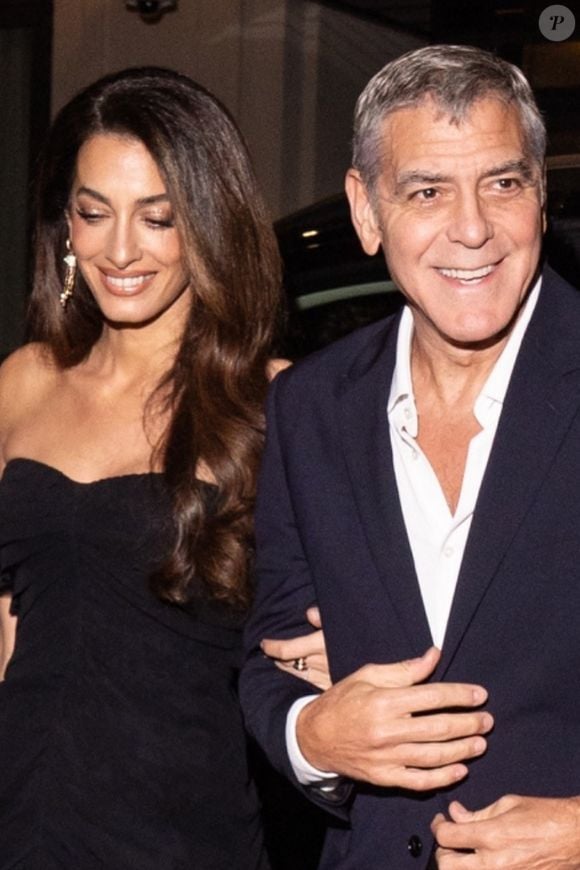 Installés depuis plusieurs années dans le sud de la France, à Brignoles, les amoureux ont notamment déjeuné au mythique "Club 55" de Saint-Tropez.

George Clooney et sa femme Amal Clooney ont été aperçus lors du dîner d'ouverture du nouveau magasin Omega à Milan. © Backgrid UK/ Bestimage