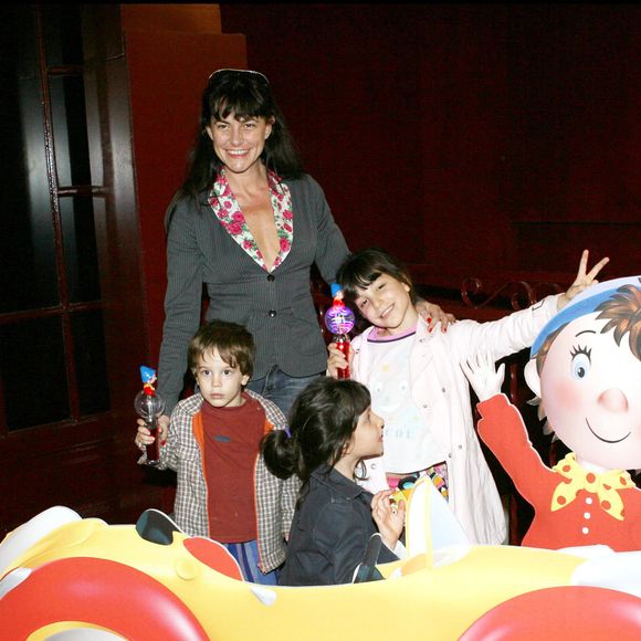 Lio et son fils Diego, ses filles Garance et Léa à la première du spectacle pour enfants "Oui oui au Casino de Paris le 28 octobre 2006. © COADIC GUIREC / BESTIMAGE
