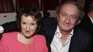 Anne Roumanoff a choisi le lieu du dernier hommage au père de ses filles Alice et Marie, loin du tumulte parisien