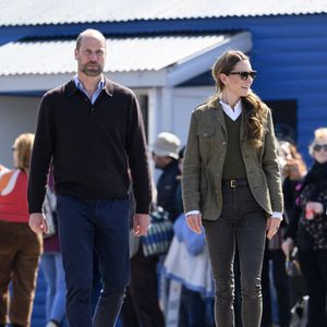 Le prince William et Kate Middleton, connus sous le nom de duc et duchesse de Rothesay lorsqu'ils sont en Écosse, rencontrent les responsables du service public de ferry ainsi que les membres de la communauté qui l'utilisent avant de prendre le ferry pour traverser l'eau jusqu'à l'île d'Iona, le dernier jour de la visite royale sur l'île de Mull, au Royaume-Uni, le 30 avril 2025. Photo par Doug Peters/EMPICS Entertainment/PA Wire/ABACAPRESS.COM