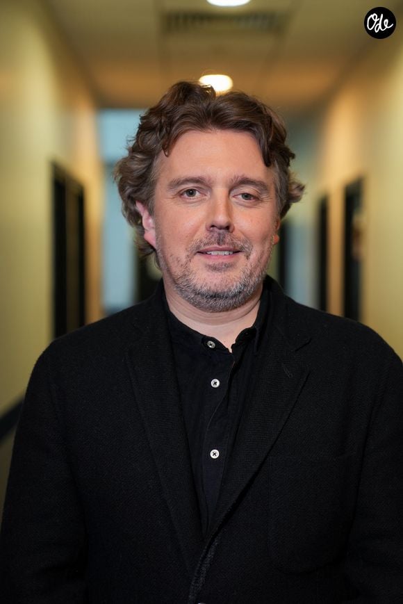 Émilien, champion emblématique des 12 coups de midi, rejoint également le jeu.

 Alex Vizorek lors de l'enregistrement de l'émission "100% Logique", présentée par Cyril Féraud et diffusée le 24 octobre sur France 2, à Paris, France, le 23 février 2026. © Anne-Sophie Guebey/Bestimage