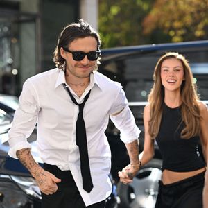 Une réunion familiale très commentée, d’autant que Brooklyn Beckham et Nicola Peltz se trouvaient eux aussi à Paris, mais ont choisi de ne pas assister au défilé
Brooklyn Beckham et sa femme Nicola Peltz sont de retour à leur hôtel, après le défilé Balenciaga lors de la Fashion Week (PFW), le 1er octobre 2026. Pierre Perusseau / Bestimage