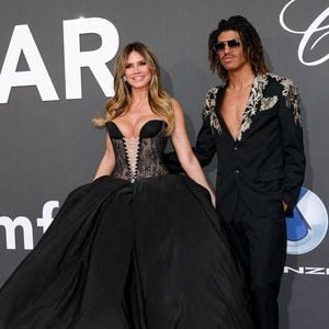 Heidi Klum a également fait sensation dans une impressionnante robe noire, entourée de son mari Tom Kaulitz et de son fils Henry Samuel.

Heidi Klum et son fils Henry Samuel - Photocall du gala " amfAR 2026 by Chopard " à l'Hôtel du Cap-Eden-Roc à Antibes, lors du 79ème Festival International du Film de Cannes. Le 21 mai 2026
© Jacovides-Moreau / Bestimage