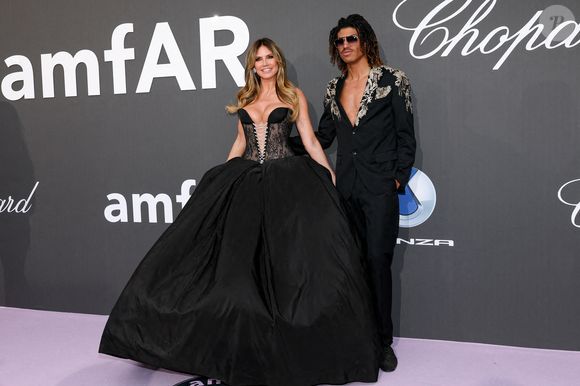 Heidi Klum a également fait sensation dans une impressionnante robe noire, entourée de son mari Tom Kaulitz et de son fils Henry Samuel.

Heidi Klum et son fils Henry Samuel - Photocall du gala " amfAR 2026 by Chopard " à l'Hôtel du Cap-Eden-Roc à Antibes, lors du 79ème Festival International du Film de Cannes. Le 21 mai 2026
© Jacovides-Moreau / Bestimage