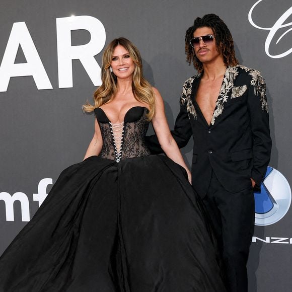 Heidi Klum a également fait sensation dans une impressionnante robe noire, entourée de son mari Tom Kaulitz et de son fils Henry Samuel.

Heidi Klum et son fils Henry Samuel - Photocall du gala " amfAR 2026 by Chopard " à l'Hôtel du Cap-Eden-Roc à Antibes, lors du 79ème Festival International du Film de Cannes. Le 21 mai 2026
© Jacovides-Moreau / Bestimage