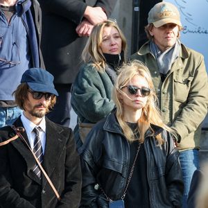 Anne Marivin, Alex Lutz, Niels Schneider, Virginie Efira à la sortie des obsèques d'Emilie Dequenne au cimetière Père Lachaise à Paris, France, le 26 mars 2025. © Cyril Moreau/Bestimage
