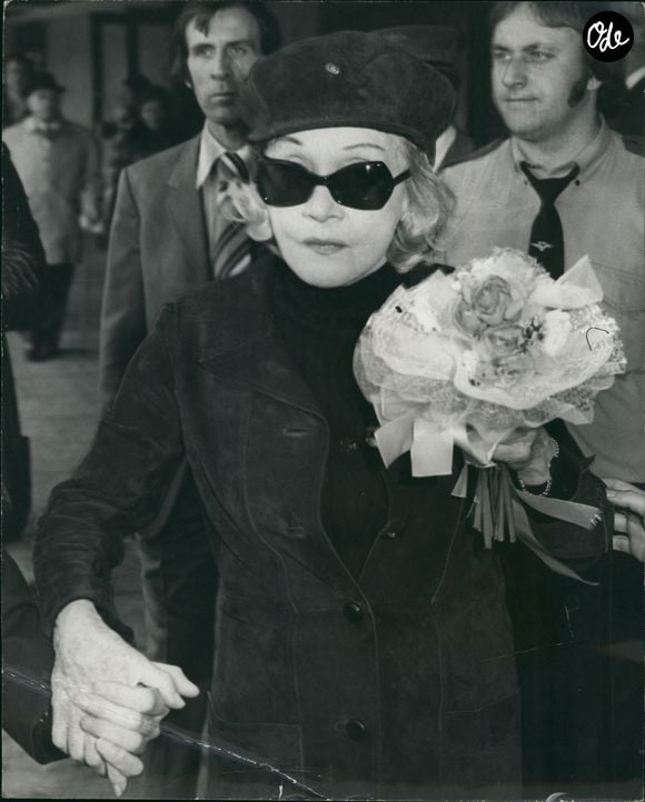 1er janvier 1975 – Marlene Dietrich à son arrivée à l'aéroport de Londres. La photo montre Marlene Dietrich à son arrivée dans la capitale britannique, où elle devait donner un spectacle en solo pendant deux semaines au Wimbledon Theatre, à partir du lundi suivant. (Crédit photo : Keystone Press Agency / ZUMA Press Wire)