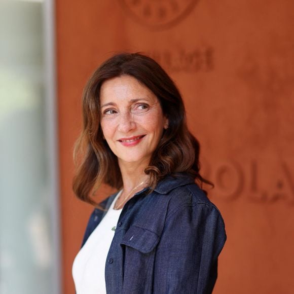 “Je suis merdique, j’ai un blocage”, a-t-elle confié avec humour.

Valerie Karsenti au village lors des Internationaux de France de Tennis de Roland Garros 2023. Paris, le 7 juin 2023. © Jacovides / Moreau / Bestimage