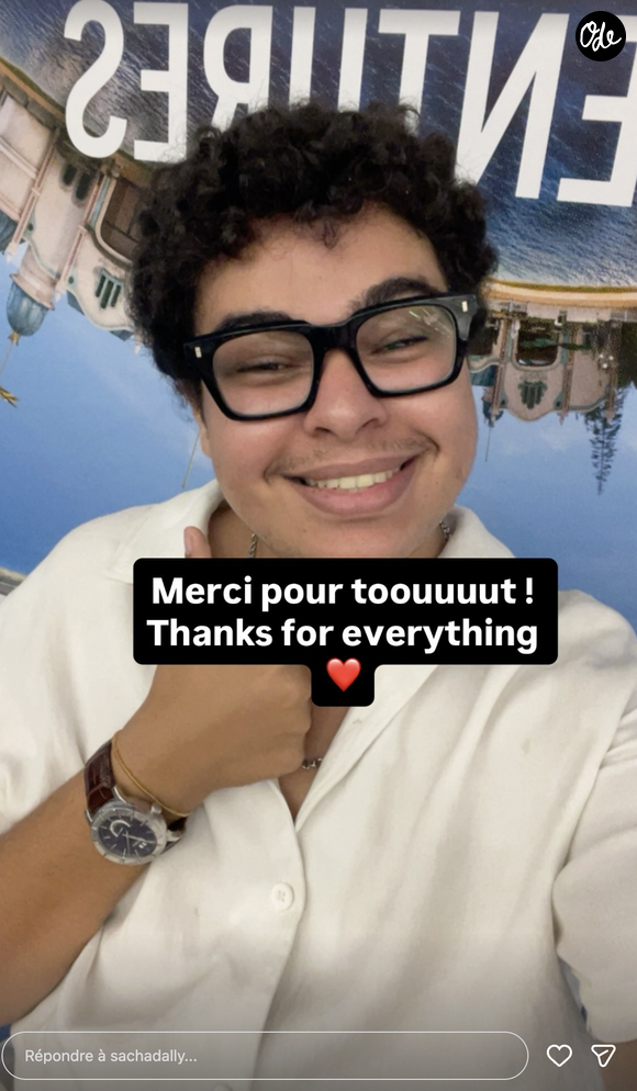 Le jeune homme en question s’appelle Sacha Dally. Sur son compte Instagram, le jeune chanteur de 20 ans écrit : “Alors… j'ai chanté avec Céline Dion. Et elle m'a demandé mon nom. Je peux mourir en paix”.

Photo Instagram @sachadally