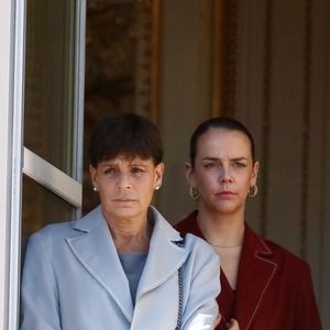 Pauline Ducruet et la princesse Stéphanie de Monaco au balcon du palais lors de la fête nationale de Monaco, le 19 novembre 2021.
© Bebert-Jacovides/Bestimage