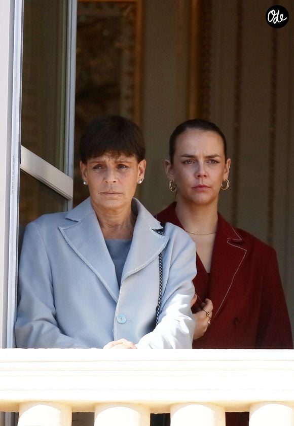 Pauline Ducruet et la princesse Stéphanie de Monaco au balcon du palais lors de la fête nationale de Monaco, le 19 novembre 2021.

© Bebert-Jacovides/Bestimage