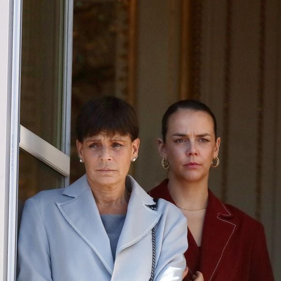 Pauline Ducruet et la princesse Stéphanie de Monaco au balcon du palais lors de la fête nationale de Monaco, le 19 novembre 2021.

© Bebert-Jacovides/Bestimage