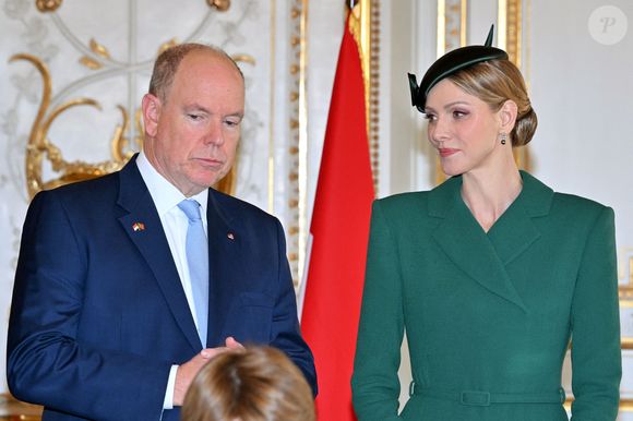 No Tabloïds - Le prince Albert II de Monaco et la princesse Charlene ont accueilli le président portugais Marcelo Rebelo de Sousa au Palais Princier de Monaco dans le cadre d'une visite d'Etat, le 20 novembre 2025. La princesse portait une tenue signée par la styliste néo-zélandaise, Emilia Wickstaed. Le Couple princier, et le président de la république portugaise, ont assisté à la signature de l'Accord-Cadre dans le salon des Glaces par Mme Inês Domingos, secrétaire d'état aux affaires européennes portugaise, et Mme Isabelle Berro-Amadeï, conseiller de gouvernement, ministre des relations extérieures. © Bruno Bebert/Bestimage