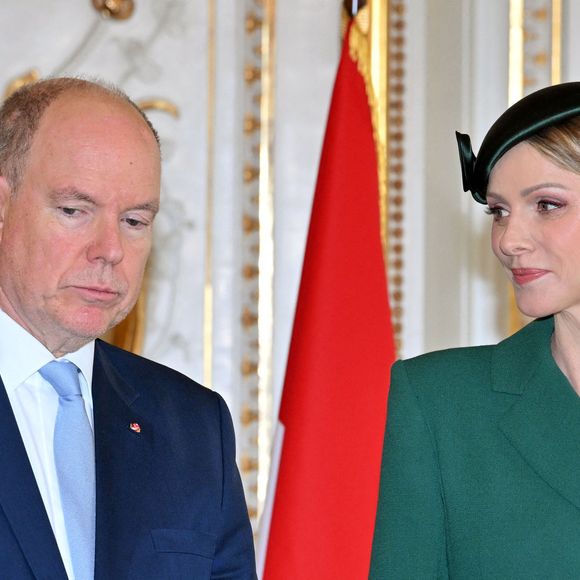 No Tabloïds - Le prince Albert II de Monaco et la princesse Charlene ont accueilli le président portugais Marcelo Rebelo de Sousa au Palais Princier de Monaco dans le cadre d'une visite d'Etat, le 20 novembre 2025. La princesse portait une tenue signée par la styliste néo-zélandaise, Emilia Wickstaed. Le Couple princier, et le président de la république portugaise, ont assisté à la signature de l'Accord-Cadre dans le salon des Glaces par Mme Inês Domingos, secrétaire d'état aux affaires européennes portugaise, et Mme Isabelle Berro-Amadeï, conseiller de gouvernement, ministre des relations extérieures. © Bruno Bebert/Bestimage