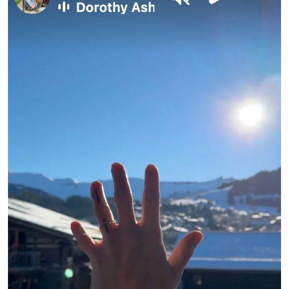 Loin de la cohue parisienne, l'artiste profite pleinement de la nature entourée de ses proches.

Lou Doillon immortalise son fils Laszlo sur Instagram (Capture d'écran).