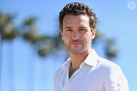 C’est l’acteur Hubert Roulleau, connu pour son rôle dans "Ici tout commence", qui a accepté de lui prêter ses traits, comme a pu le rapporter "Télé-Loisirs".

Hubert Roulleau participe au photocall Ici Tout Commence lors du 8ème Festival International de Cannes le 26 avril 2025 à Cannes, France. Photo de Franck Castel/ABACAPRESS.COM