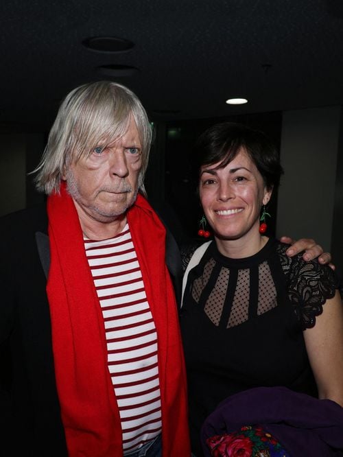 "Une équipe qui marche" : Renaud et Cerise ne vivent pas seuls à la maison, Pierre, ancien fan du chanteur, les accompagne au quotidien