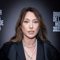 Noir c'est noir... Laura Smet a misé sur l'élégance, la fille de Johnny Hallyday dégaine un tailleur parfait pour sa silhouette