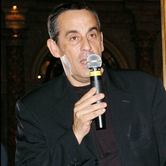 "Baffie, il s'excuse, c'est son droit le plus strict. Il dit : 'Je m'excuse. Avec Thierry, on était cons et machistes.' Il parle pour lui. Je n'étais ni con ni machiste, je ne le suis toujours pas. Je trouve ça un peu fort de café qu'il me mette dans sa confession", a-t-il déclaré 

« Thierry Ardisson » et « Laurent Baffie » ont été vendus aux enchères au profit de « Reporters sans frontières » à l'hôtel Intercontinental à Paris. 2004. Bestimage