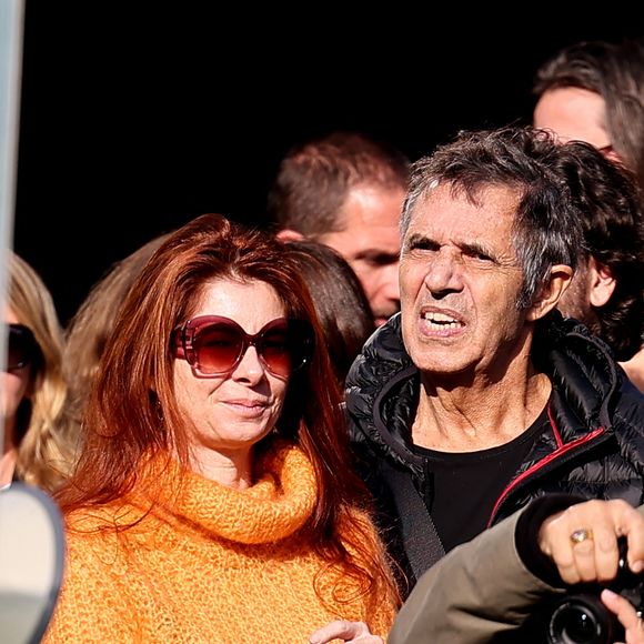 Julien Clerc et sa compagne Hélène Grémillon - I.Huppert a dirigé le tournage de la reproduction du film documentaire muet de 1895 par le regretté cinéaste français Louis Lumière « La Sortie de l'usine Lumière à Lyon » dans le cadre de la 16ème édition du Festival Lumière de Lyon, France, le 19 octobre 2024. © Dominique Jacovides/Bestimage