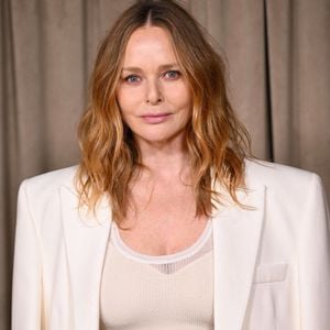 Stella McCartney au Musée d’Histoire naturelle de Londres ce vendredi 3 octobre 2025. Photo par Backgrid UK/ Bestimage