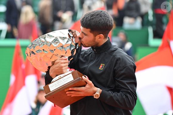 Un moment fort lors duquel les parents de jumeaux ont remis le trophée à l'Espagnol ravi. 

Carlos Alcaraz durant la finale de la 118e édition du Rolex Monte-Carlo Masters, au Monte-Carlo Country Club à Roquebrune Cap Martin, le 13 avril 2025.
L'espagnol Carlos Alcaraz a battu l'italien Lorenzo Musetti 3-6 / 6-1 / 6-0. © Bruno Bebert / Bestimage