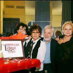 Exclusif - Dani, Tony Krantz, Guy Bedos, Muriel Robin, Alain Delon, Marine Jacquemin - Soirée au Club de l'Etoile pour fêter l'anniversaire de Tony Krantz et Aimée, la défunte mère de Muriel Robin née le même jour que Tony Krantz. Le 7 février 2005. © RACHID BELLAK / BESTIMAGE
