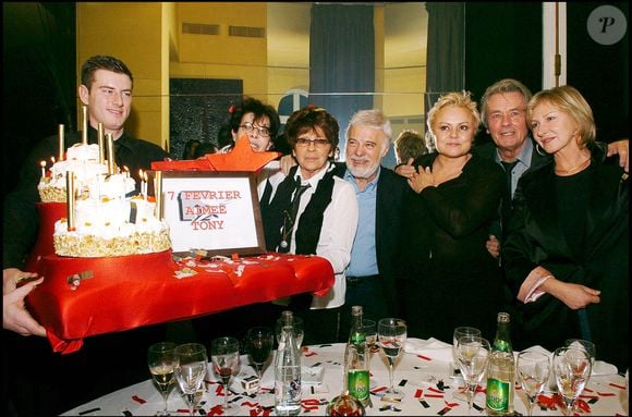Exclusif - Dani, Tony Krantz, Guy Bedos, Muriel Robin, Alain Delon, Marine Jacquemin - Soirée au Club de l'Etoile pour fêter l'anniversaire de Tony Krantz et Aimée, la défunte mère de Muriel Robin née le même jour que Tony Krantz. Le 7 février 2005. © RACHID BELLAK / BESTIMAGE