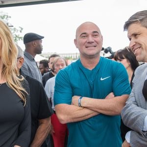 Juan-Carlos Capelli (Vice-président et Directeur Marketing International de Longines) avec Steffi Graf et son mari André Agassi - Tournoi des "Longines Future Tennis Aces" sur le court en terre battue installé sous la Tour Eiffel dans le cadre de l'opération "Roland-Garros dans la Ville" à Paris, le 2 juin 2018. © Jacovides/Moreau/Bestimage