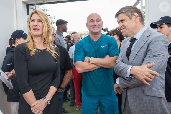 Juan-Carlos Capelli (Vice-président et Directeur Marketing International de Longines) avec Steffi Graf et son mari André Agassi - Tournoi des "Longines Future Tennis Aces" sur le court en terre battue installé sous la Tour Eiffel dans le cadre de l'opération "Roland-Garros dans la Ville" à Paris, le 2 juin 2018. © Jacovides/Moreau/Bestimage