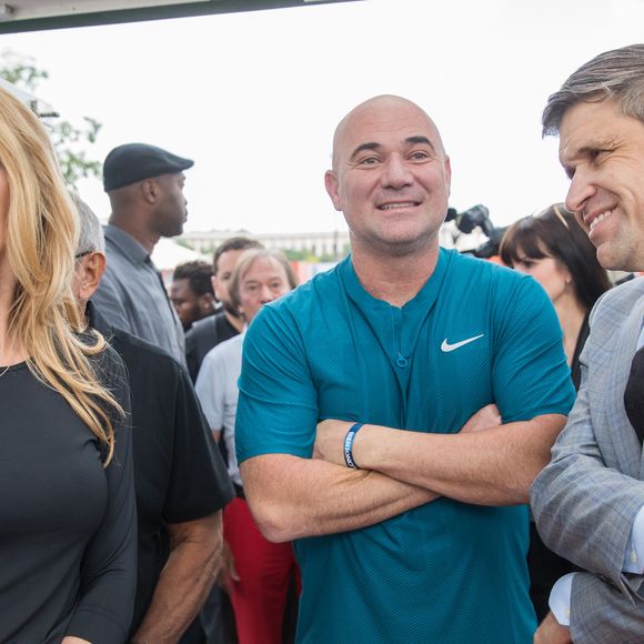Juan-Carlos Capelli (Vice-président et Directeur Marketing International de Longines) avec Steffi Graf et son mari André Agassi - Tournoi des "Longines Future Tennis Aces" sur le court en terre battue installé sous la Tour Eiffel dans le cadre de l'opération "Roland-Garros dans la Ville" à Paris, le 2 juin 2018. © Jacovides/Moreau/Bestimage