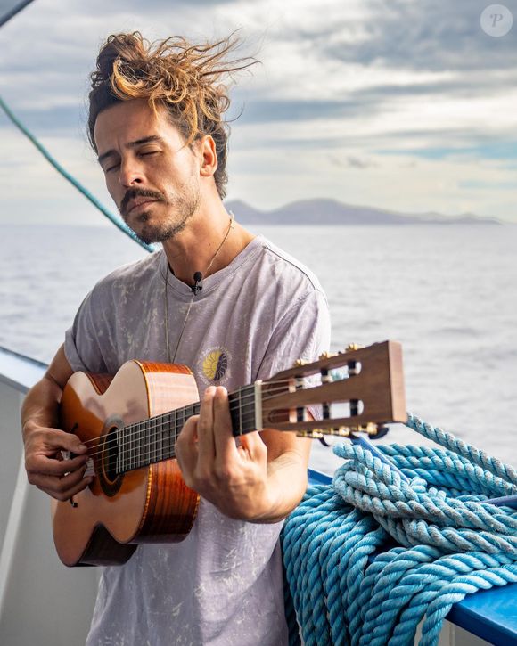 Sur les réseaux, le jeune homme a confié : "Je remets la musique au centre de ma vie. Je suis super excité de vous en partager plus…mais avant que vous découvriez mon nouvel univers je vous fais ce cadeau. J’ai hâte !"

Flo Delavega sur Instagram, le 16 janvier 2023.

Photo : Instagram