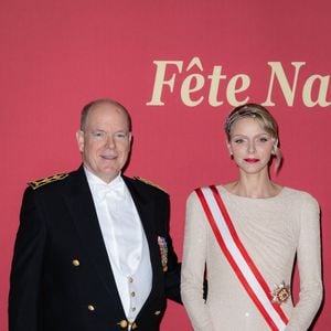 Le gala de la fête nationale s’est tenu au Grimaldi Forum, point d’orgue d’une journée riche en cérémonies officielles.

Le prince Albert II de Monaco, La princesse Charlène de Monaco - La famille princière de Monaco arrive au gala "Bonsoir Monte-Carlo - Grande revue - Josephine Baker" à l'opéra de Monte-Carlo à l'occasion de la fête nationale le 19 novembre 2025.

© Olivier Huitel / Pool Monaco / Bestimage