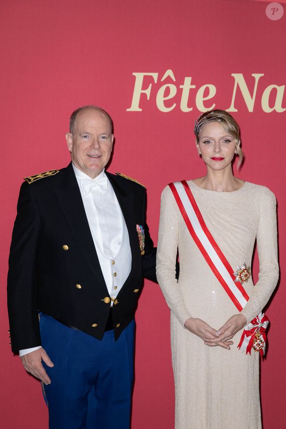 Le gala de la fête nationale s’est tenu au Grimaldi Forum, point d’orgue d’une journée riche en cérémonies officielles.

Le prince Albert II de Monaco, La princesse Charlène de Monaco - La famille princière de Monaco arrive au gala "Bonsoir Monte-Carlo - Grande revue - Josephine Baker" à l'opéra de Monte-Carlo à l'occasion de la fête nationale le 19 novembre 2025.

© Olivier Huitel / Pool Monaco / Bestimage