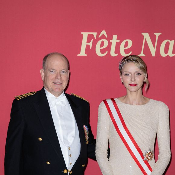 Le gala de la fête nationale s’est tenu au Grimaldi Forum, point d’orgue d’une journée riche en cérémonies officielles.

Le prince Albert II de Monaco, La princesse Charlène de Monaco - La famille princière de Monaco arrive au gala "Bonsoir Monte-Carlo - Grande revue - Josephine Baker" à l'opéra de Monte-Carlo à l'occasion de la fête nationale le 19 novembre 2025.

© Olivier Huitel / Pool Monaco / Bestimage
