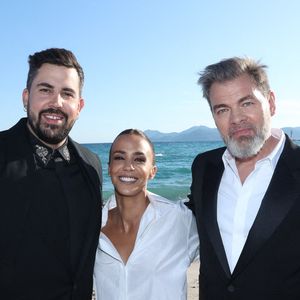 Artus, Alice Belaidi et Clovis Cornillac assistent à la soirée Un p'tit truc en plus organisée à la Plage Vegaluna lors du 77e Festival de Cannes le 23 mai 2024 à Cannes, France. Photo by Jerome Domine/ABACAPRESS.COM